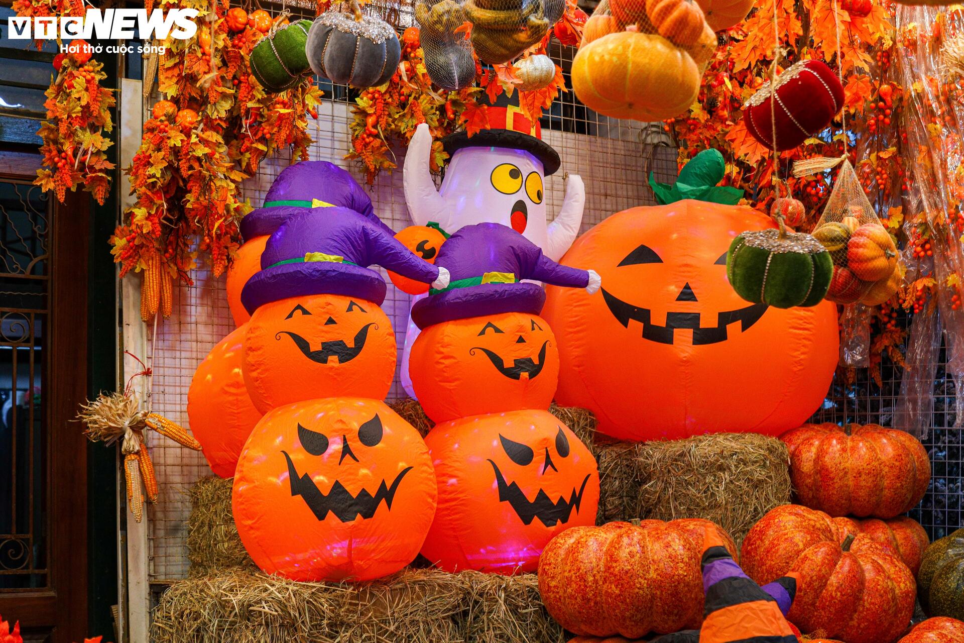 Đồ chơi Halloween ngập tràn, phố cổ Hà Nội trở nên ma mị - Ảnh 13.