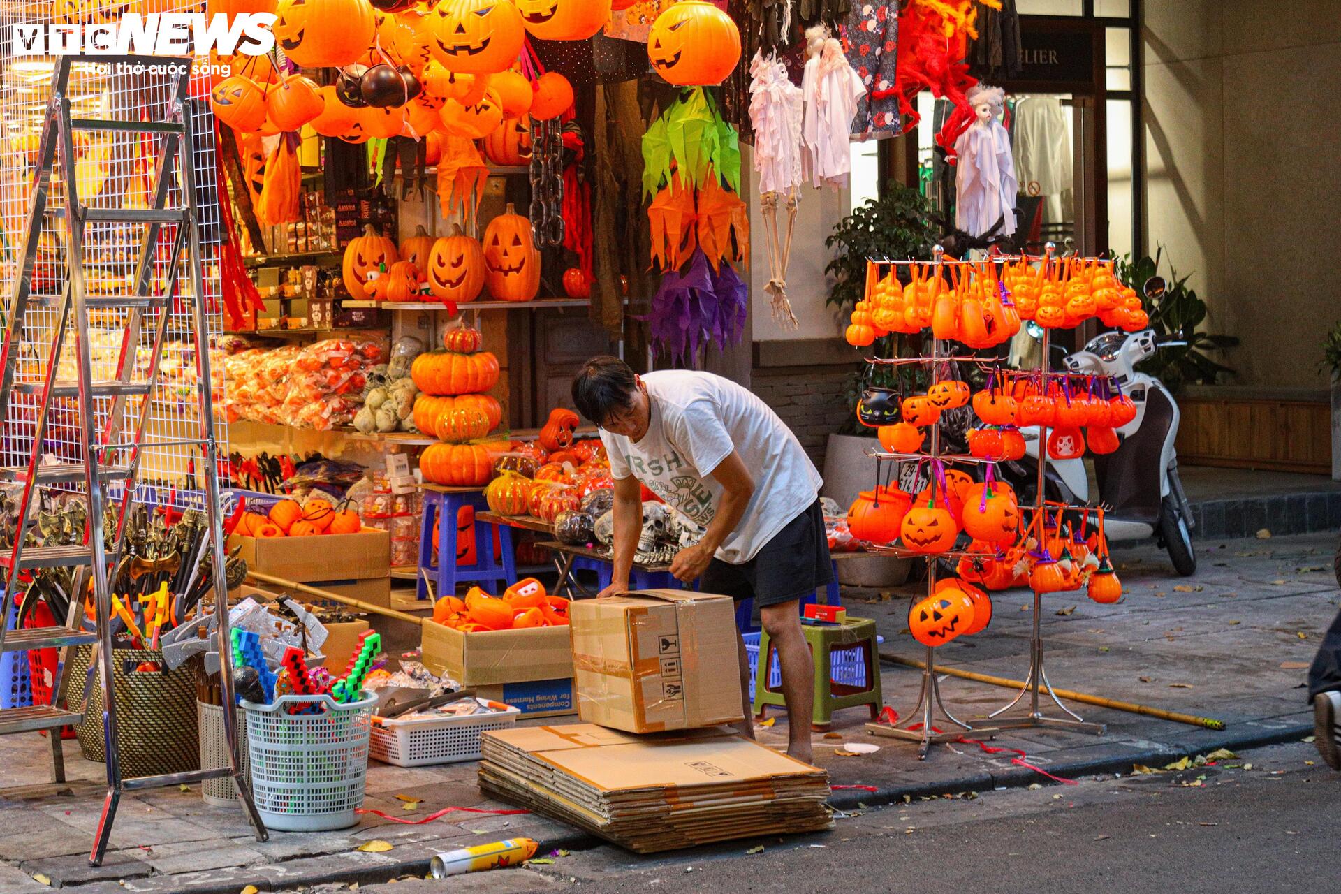 Đồ chơi Halloween ngập tràn, phố cổ Hà Nội trở nên ma mị - Ảnh 23.