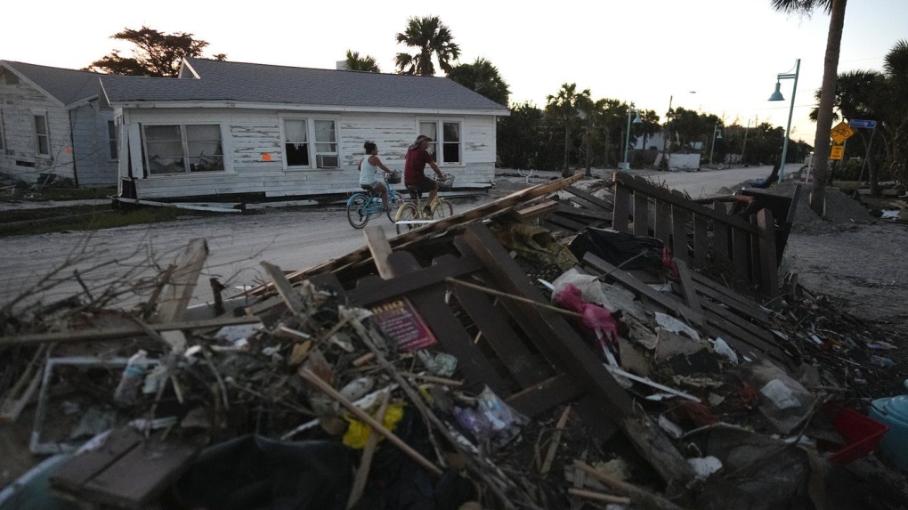 Tình cảnh Florida 1 tuần sau bão Milton, nơi triệu người sống giữa thành phố ngập nước &quot;như sông&quot; và mọi sinh hoạt cuộc sống phải tạm dừng - Ảnh 2.