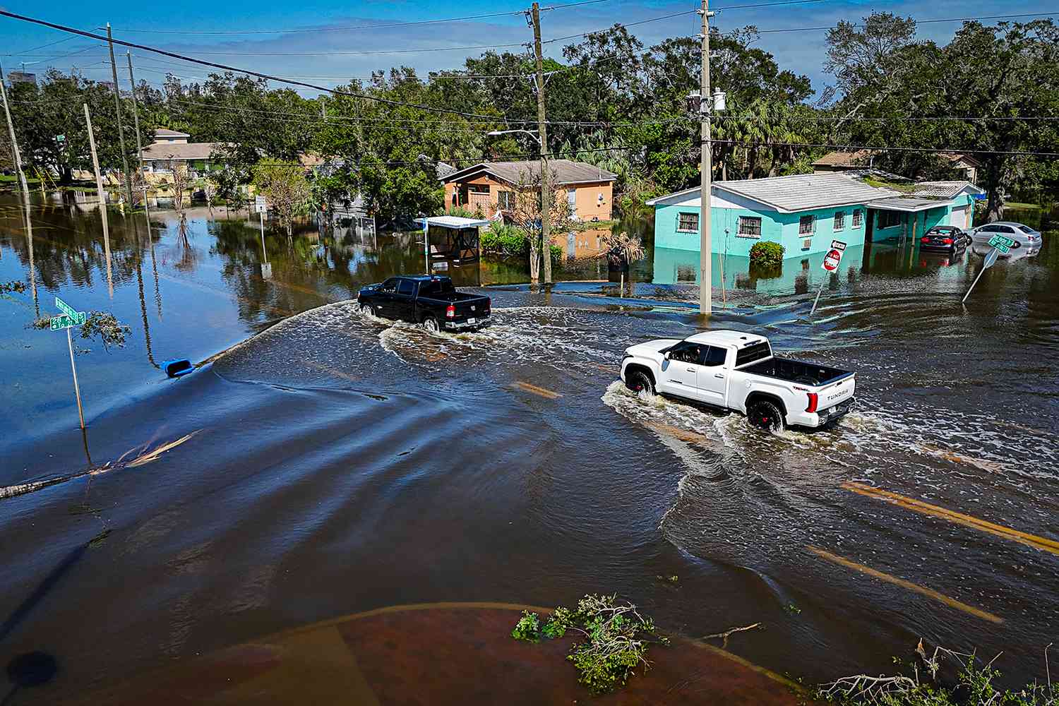 Tình cảnh Florida 1 tuần sau bão Milton, nơi triệu người sống giữa thành phố ngập nước &quot;như sông&quot; và mọi sinh hoạt cuộc sống phải tạm dừng - Ảnh 3.