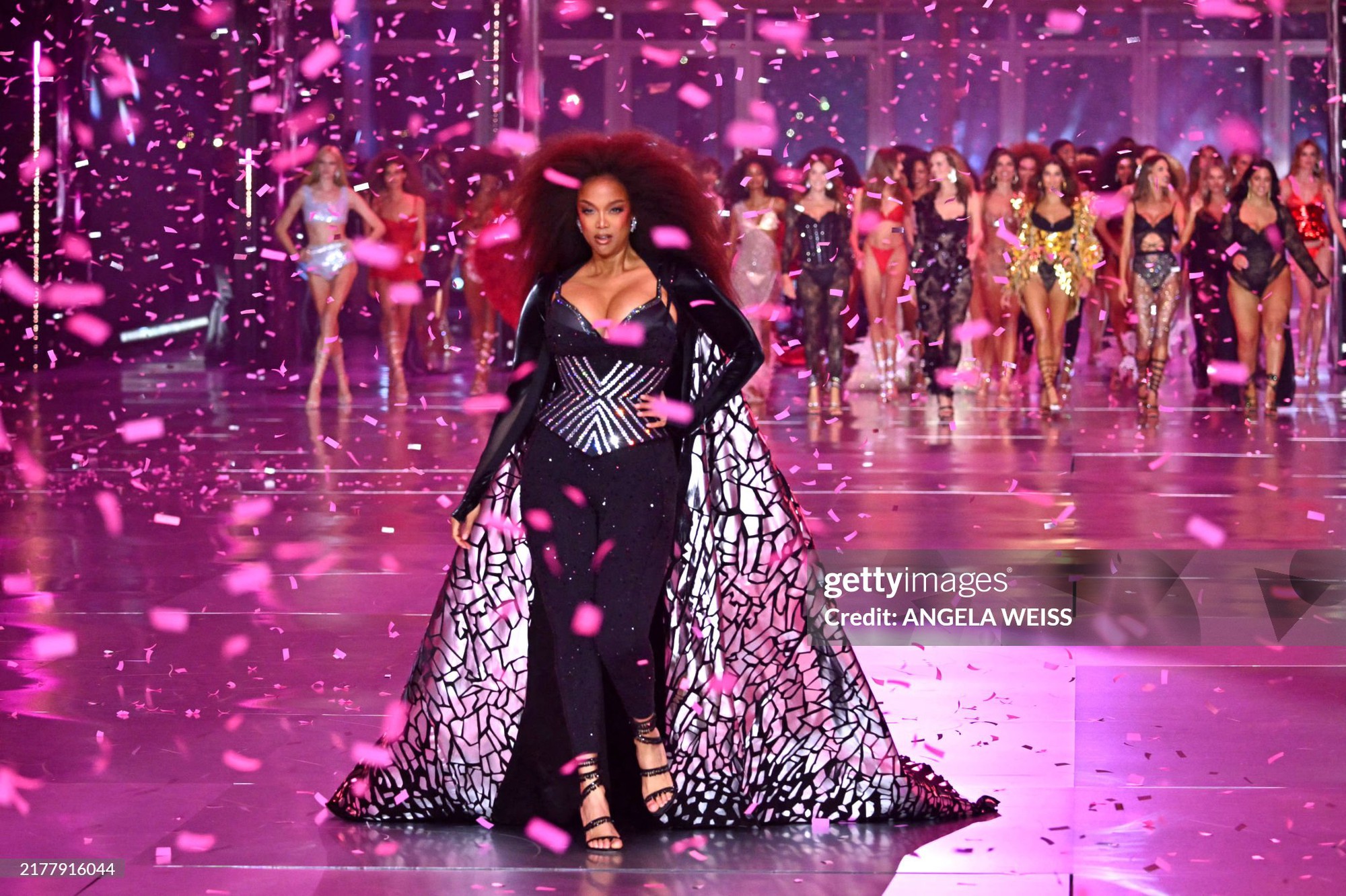 Victoria’s Secret Fashion Show: Chị em nhà Hadid tái xuất, Lisa catwalk như thiên thần và còn gì nữa?- Ảnh 23.