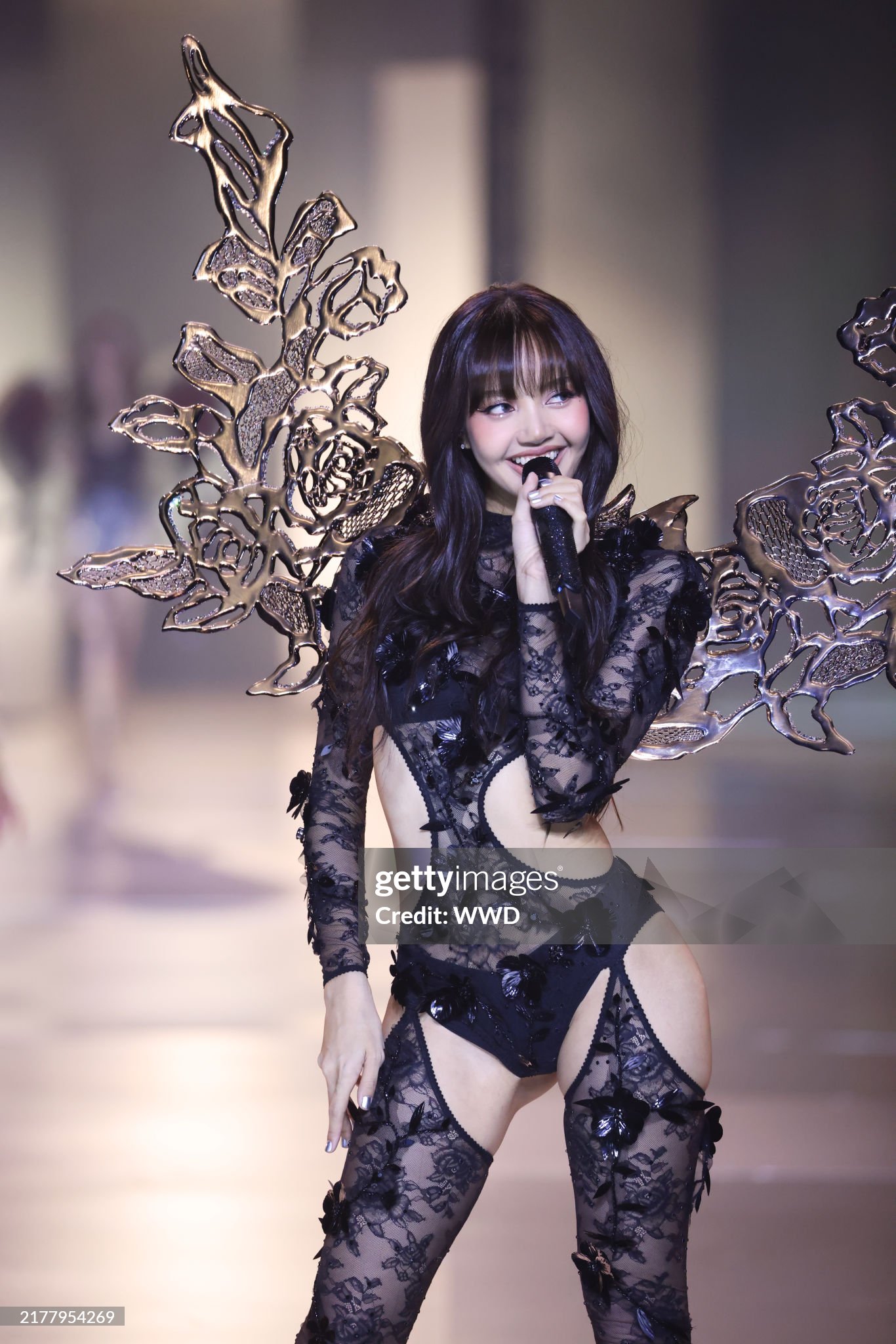 Victoria’s Secret Fashion Show: Chị em nhà Hadid tái xuất, Lisa catwalk như thiên thần và còn gì nữa?- Ảnh 24.