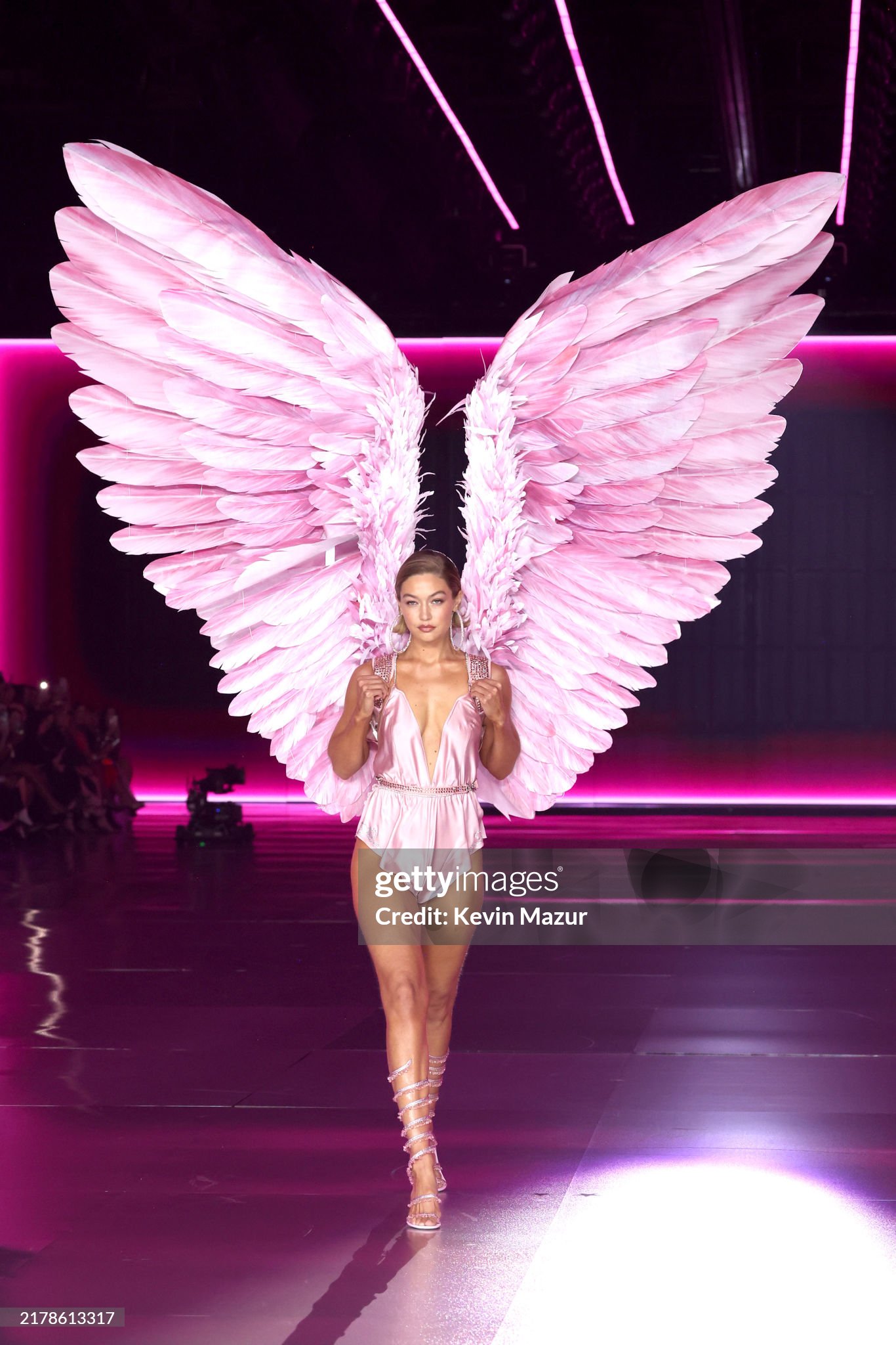 Victoria’s Secret Fashion Show: Chị em nhà Hadid tái xuất, Lisa catwalk như thiên thần và còn gì nữa?- Ảnh 8.