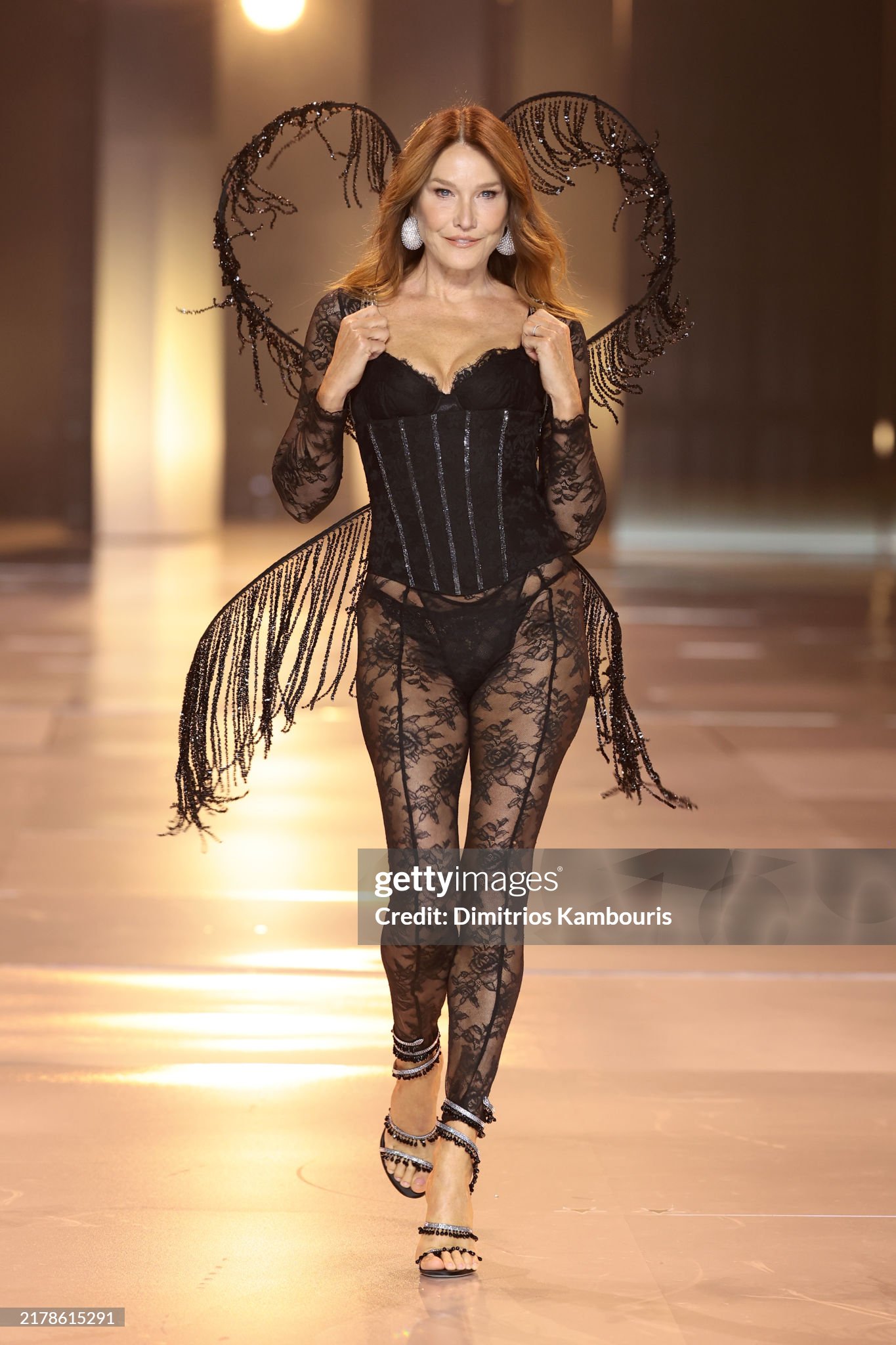 Victoria’s Secret Fashion Show: Chị em nhà Hadid tái xuất, Lisa catwalk như thiên thần và còn gì nữa?- Ảnh 20.