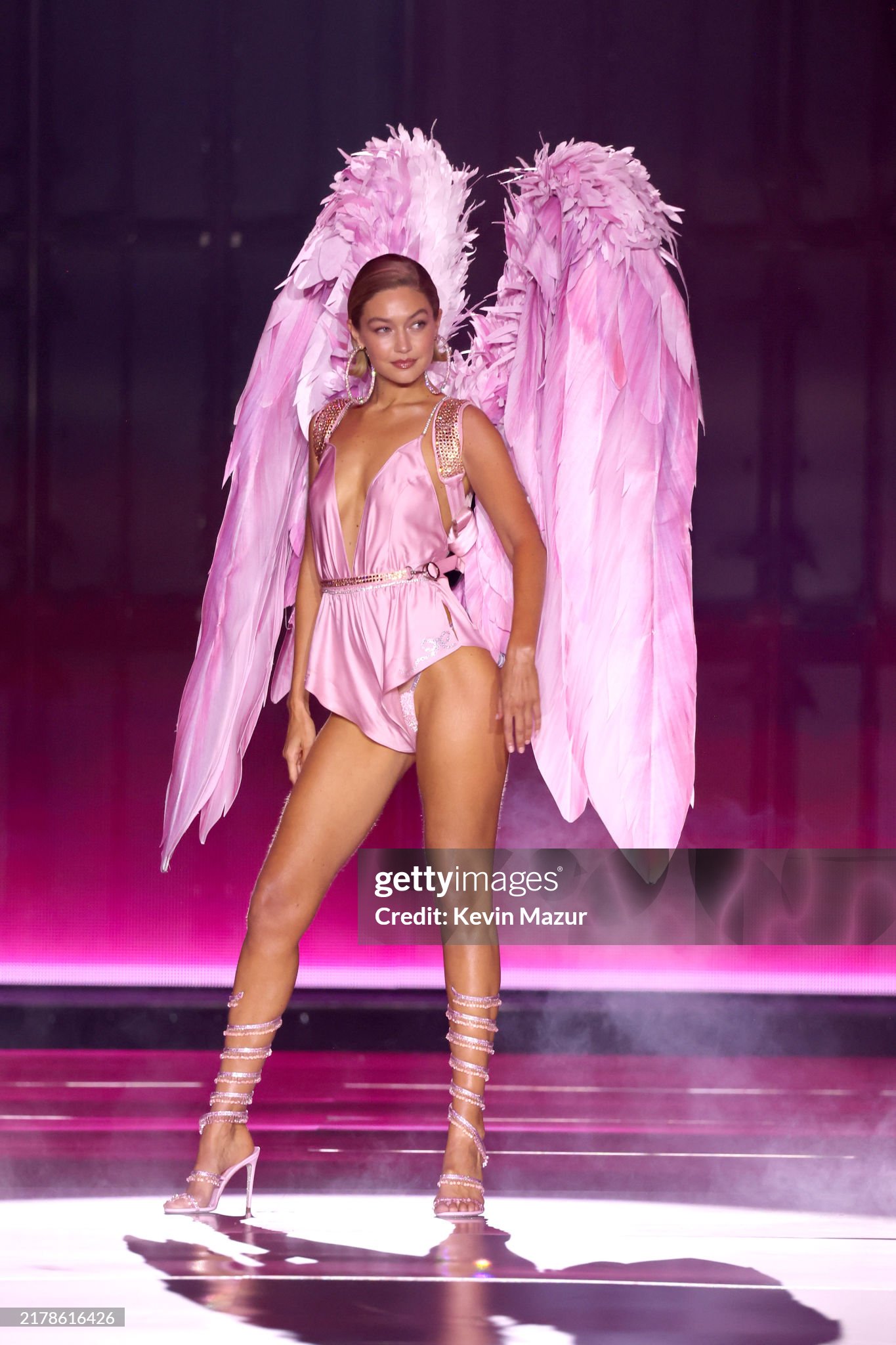 Victoria’s Secret Fashion Show: Chị em nhà Hadid tái xuất, Lisa catwalk như thiên thần và còn gì nữa?- Ảnh 7.