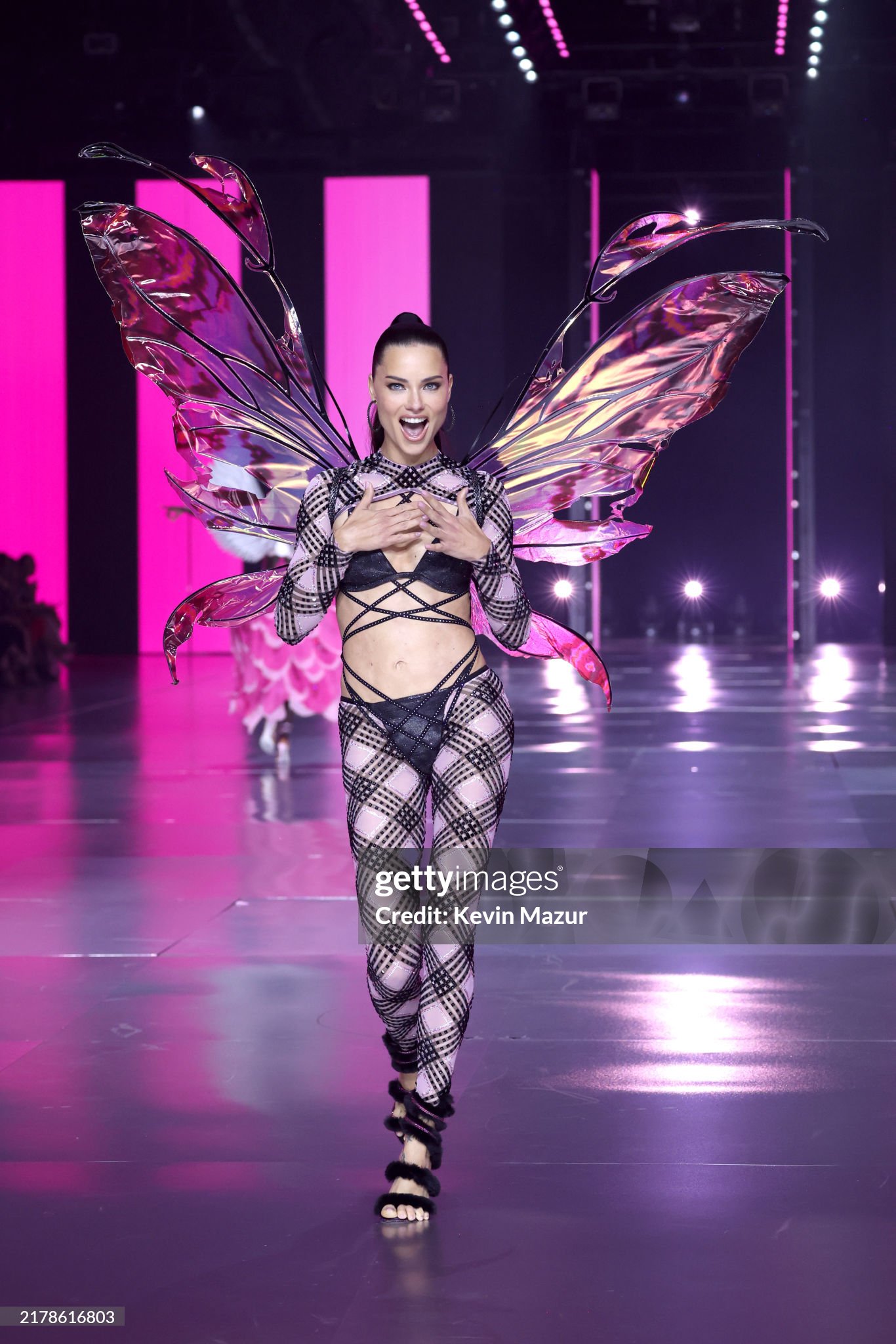 Victoria’s Secret Fashion Show: Chị em nhà Hadid tái xuất, Lisa catwalk như thiên thần và còn gì nữa?- Ảnh 12.