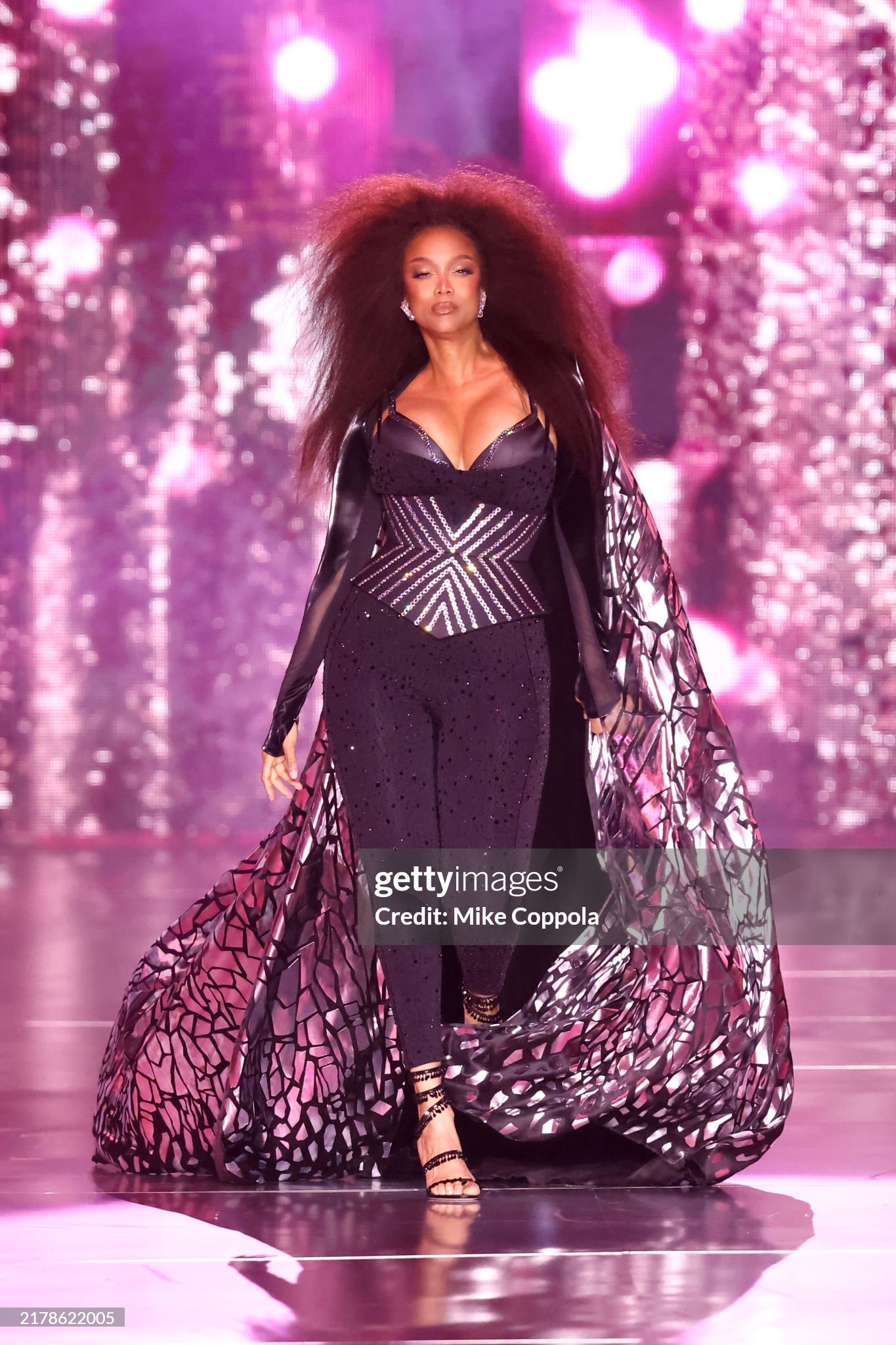 Victoria’s Secret Fashion Show: Chị em nhà Hadid tái xuất, Lisa catwalk như thiên thần và còn gì nữa?- Ảnh 21.