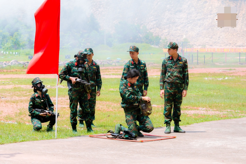 Hoa hậu Thùy Tiên gây chú ý với &quot;thái độ lạ&quot; dành cho đồng đội &quot;Sao nhập ngũ&quot;- Ảnh 6.