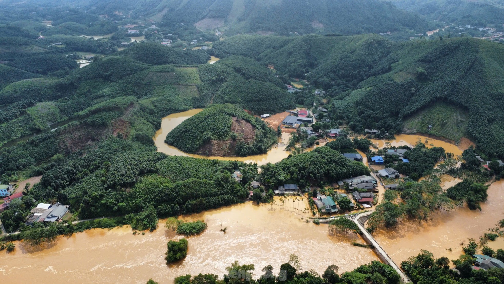 Mưa lớn gây ngập sâu, hàng trăm hộ dân Yên Bái bị cô lập - Ảnh 5.