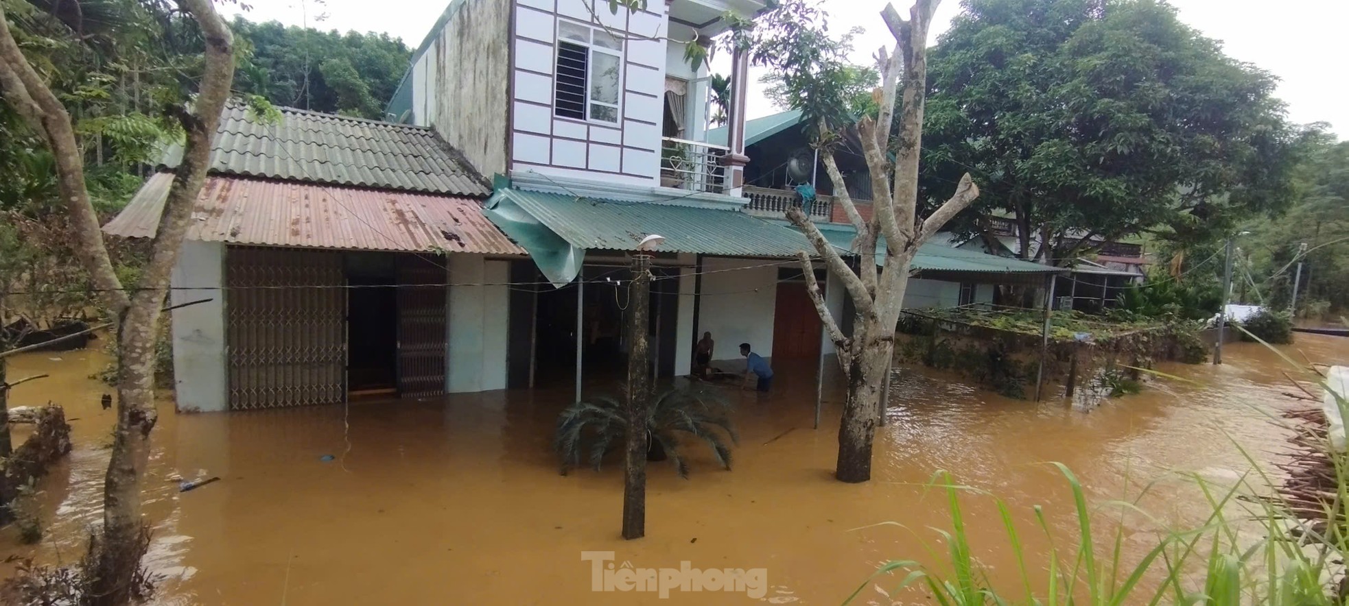 Mưa lớn gây ngập sâu, hàng trăm hộ dân Yên Bái bị cô lập - Ảnh 6.