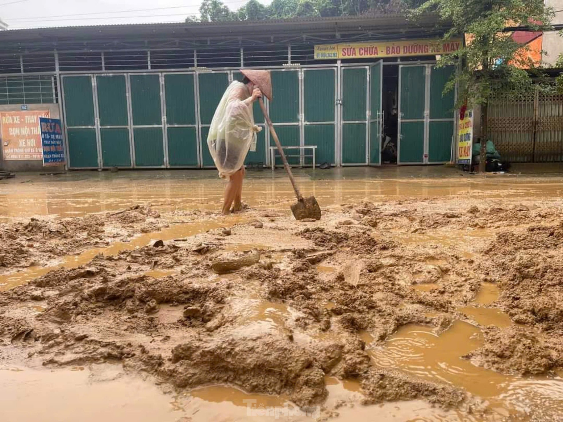 Mưa lớn gây ngập sâu, hàng trăm hộ dân Yên Bái bị cô lập - Ảnh 7.