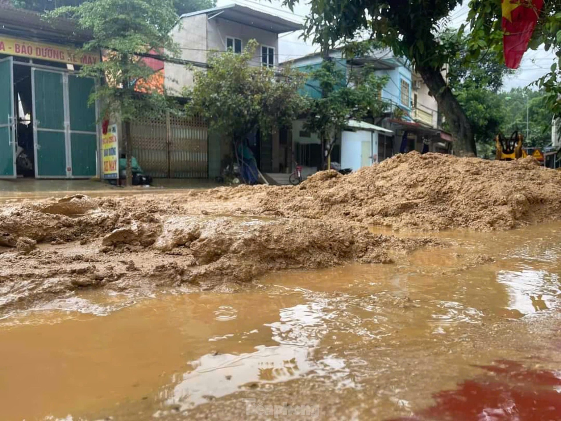 Mưa lớn gây ngập sâu, hàng trăm hộ dân Yên Bái bị cô lập - Ảnh 8.