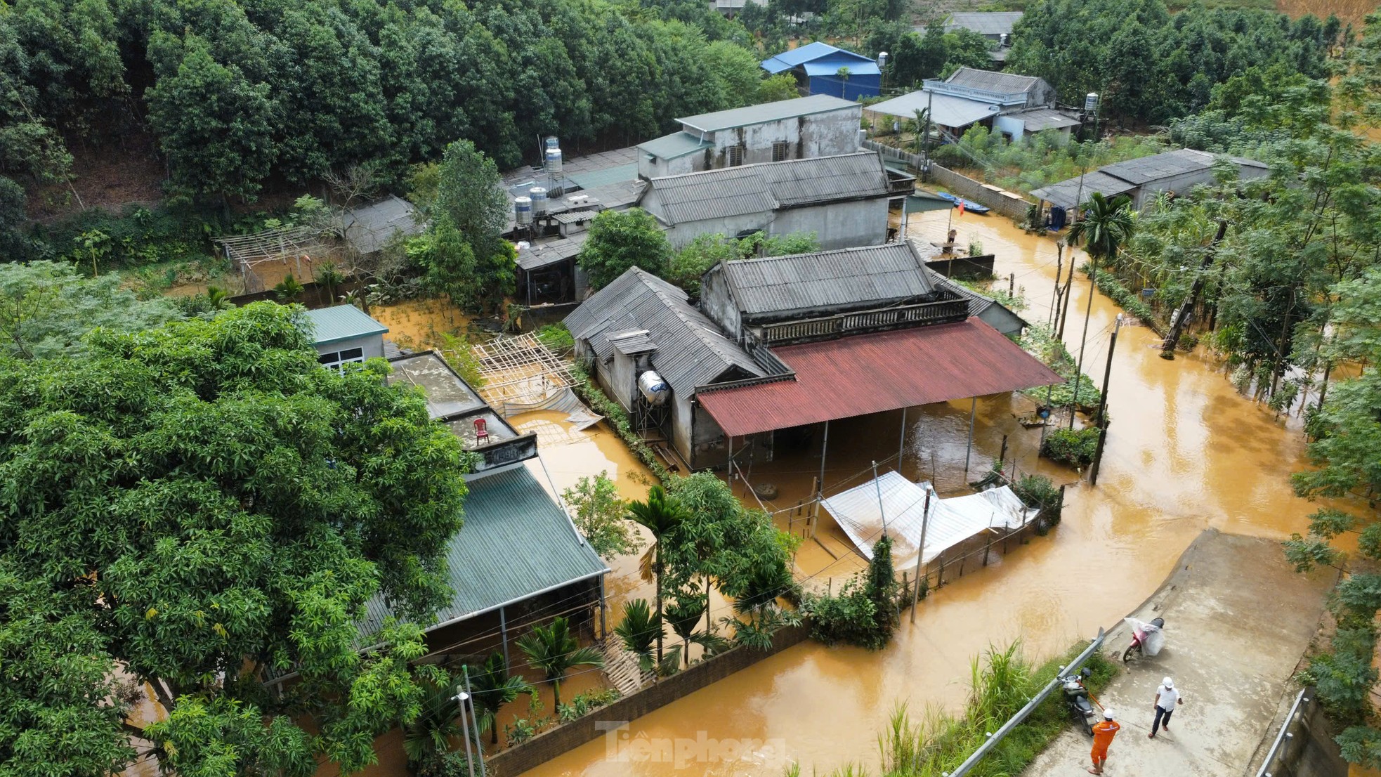 Mưa lớn gây ngập sâu, hàng trăm hộ dân Yên Bái bị cô lập - Ảnh 4.