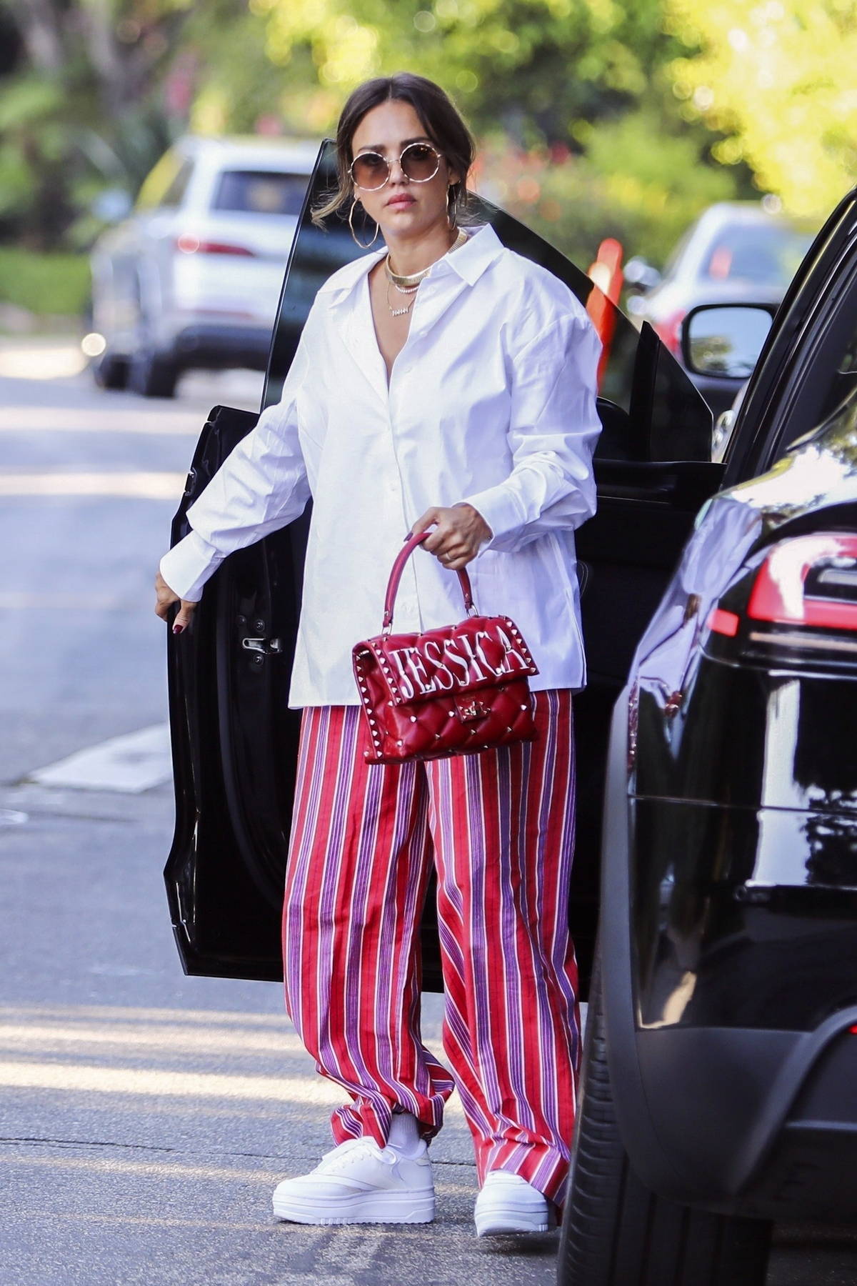 jessica-alba-dons-a-white-shirt-and-pink-striped-pants-while-arriving-at-a-friends-house-for-a-family-pizza-night-in-los-angeles-0109242-1729165959800587199851.jpg