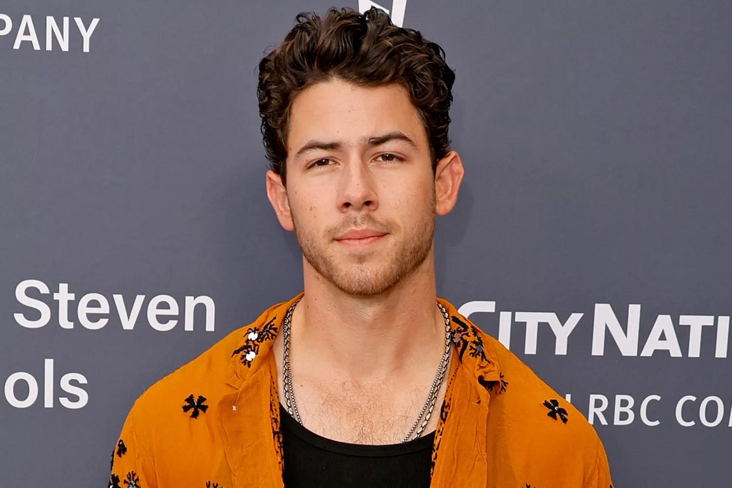 Video Nick Jonas nghi bị ngắm bắn giữa concert, hốt hoảng tháo chạy khỏi sân khấu- Ảnh 2.