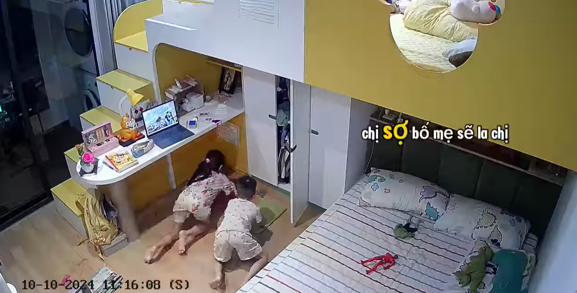 Chị gái vô tình làm đổ lọ mực, em trai có hành động không ngờ, check camera xong mẹ lập tức thay đổi thái độ - Ảnh 2.