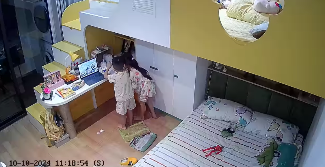 Chị gái vô tình làm đổ lọ mực, em trai có hành động không ngờ, check camera xong mẹ lập tức thay đổi thái độ - Ảnh 3.