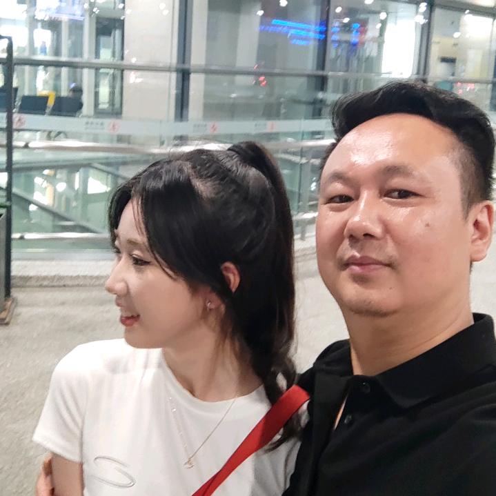 2,1 triệu người theo dõi cảnh ông bố đón "con gái rượu" ở ga tàu- Ảnh 2. 2,1 triệu người theo dõi cảnh ông bố đón "con gái rượu" ở ga tàu- Ảnh 2.
