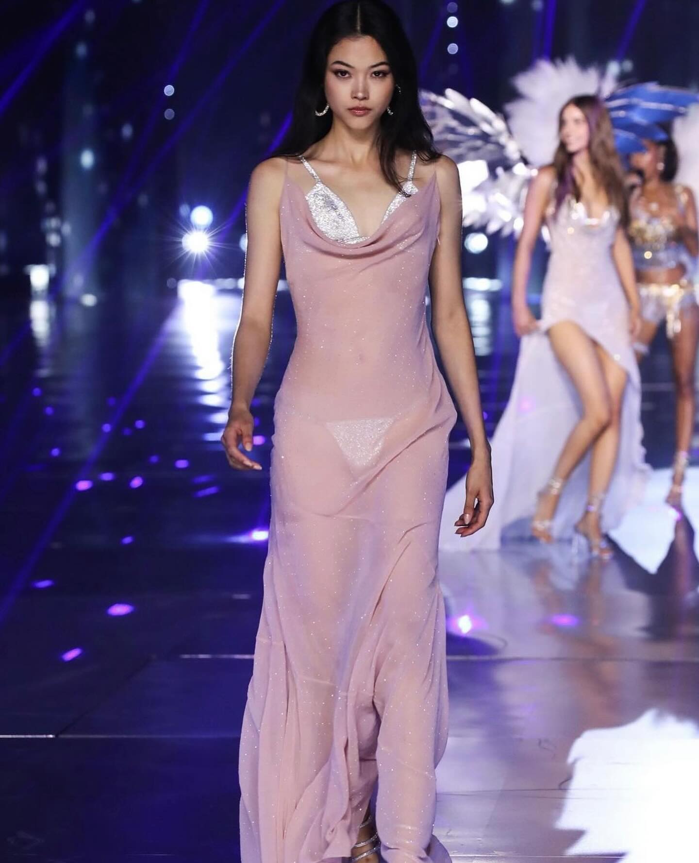 Biểu cảm hút gần 20 triệu view tại show Victoria's Secret, model khó chịu vì không được đeo cánh?- Ảnh 2.