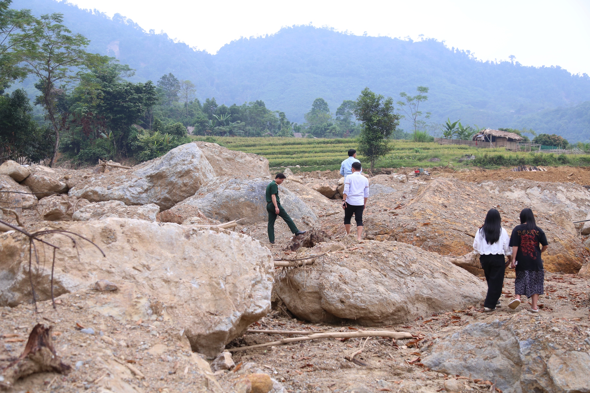 Sống sau lũ 2024: Chung tay góp sức giúp bà con vùng lũ vượt qua khó khăn - Ảnh 2.