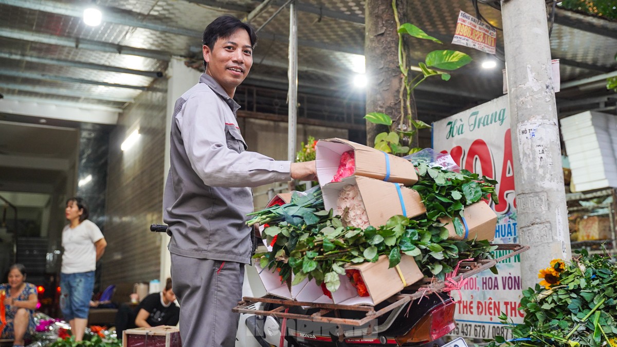 Nông dân làng hoa Mê Linh mất mùa 20/10, &quot;mót&quot; từng bông hồng để bán - Ảnh 15.