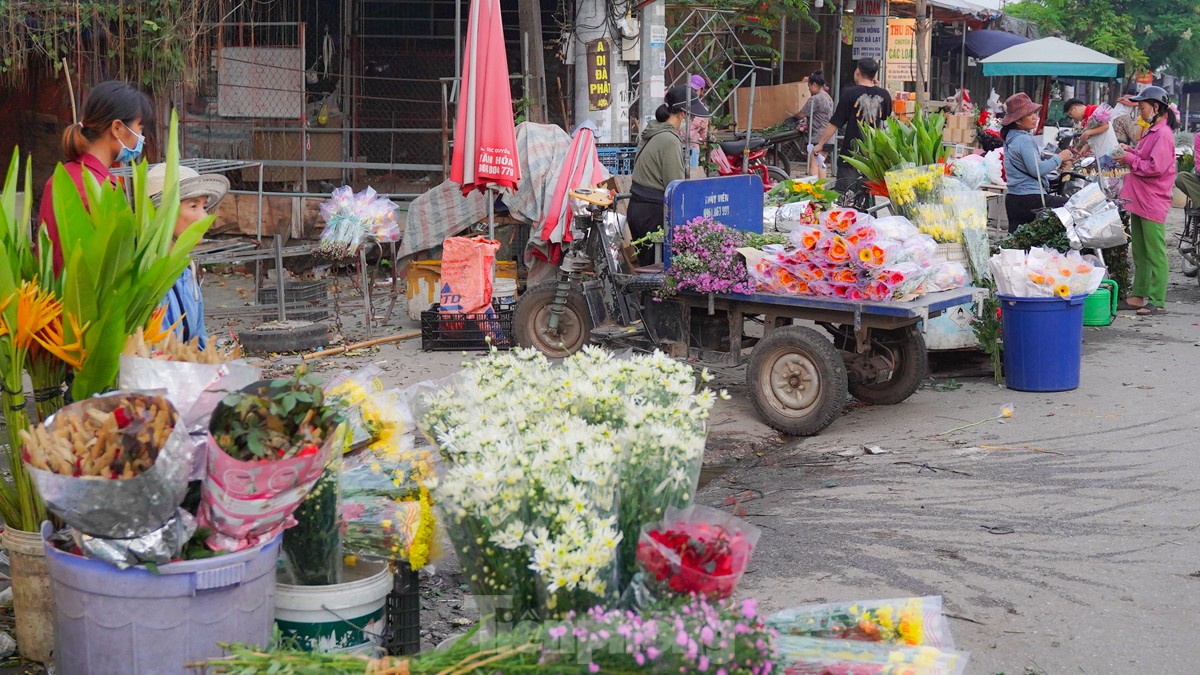 Nông dân làng hoa Mê Linh mất mùa 20/10, &quot;mót&quot; từng bông hồng để bán - Ảnh 13.