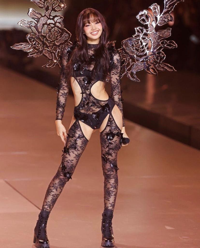 Biểu cảm hút gần 20 triệu view tại show Victoria's Secret, model khó chịu vì không được đeo cánh?- Ảnh 8.