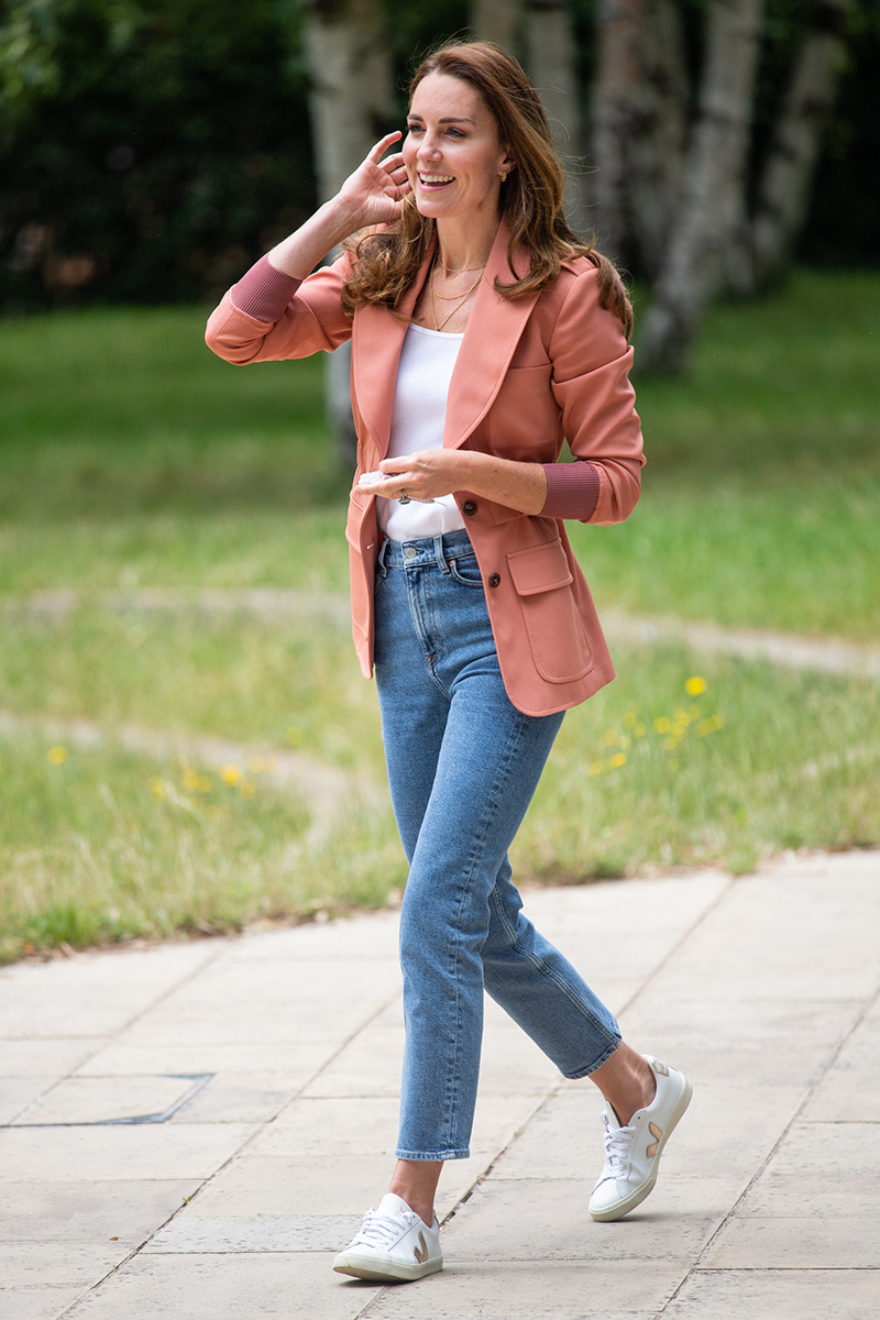 kate-middleton-jeans-blazer-trainers-1624440780-17293237565331419572927.jpg