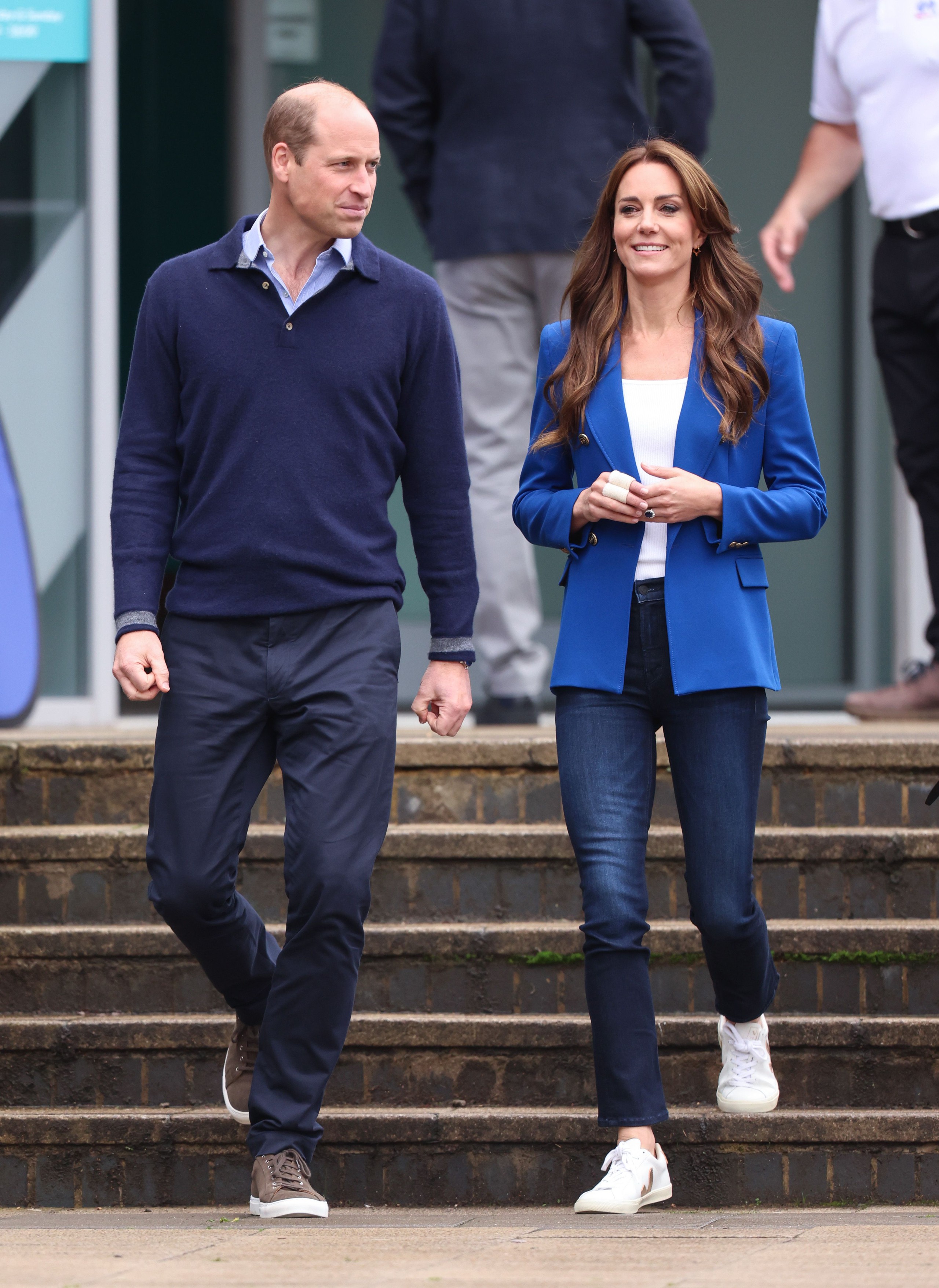 Kate Middleton mê mẩn quần jeans ôm chân, đây chính là mẫu jeans phụ nữ 40+ nên diện thường xuyên - Ảnh 2.