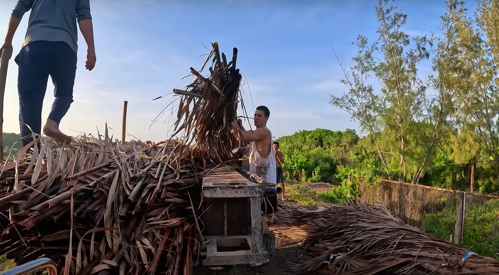 Anh Tây tìm chỗ cạo râu miễn phí, người dân gật đầu cho vào nhà và sự thật khóc hết nước mắt đằng sau- Ảnh 6.