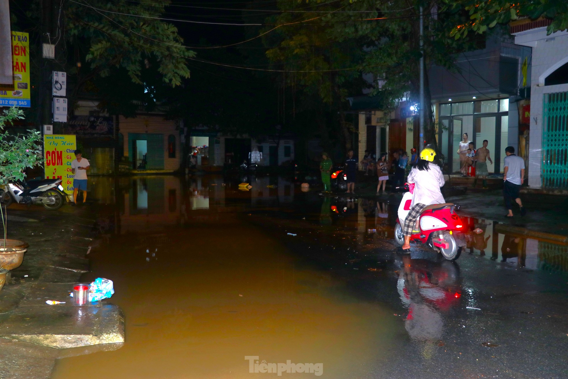 Nước sông Hồng dâng cao, người dân Yên Bái thức trắng đêm dọn đồ chạy lụt - Ảnh 23.