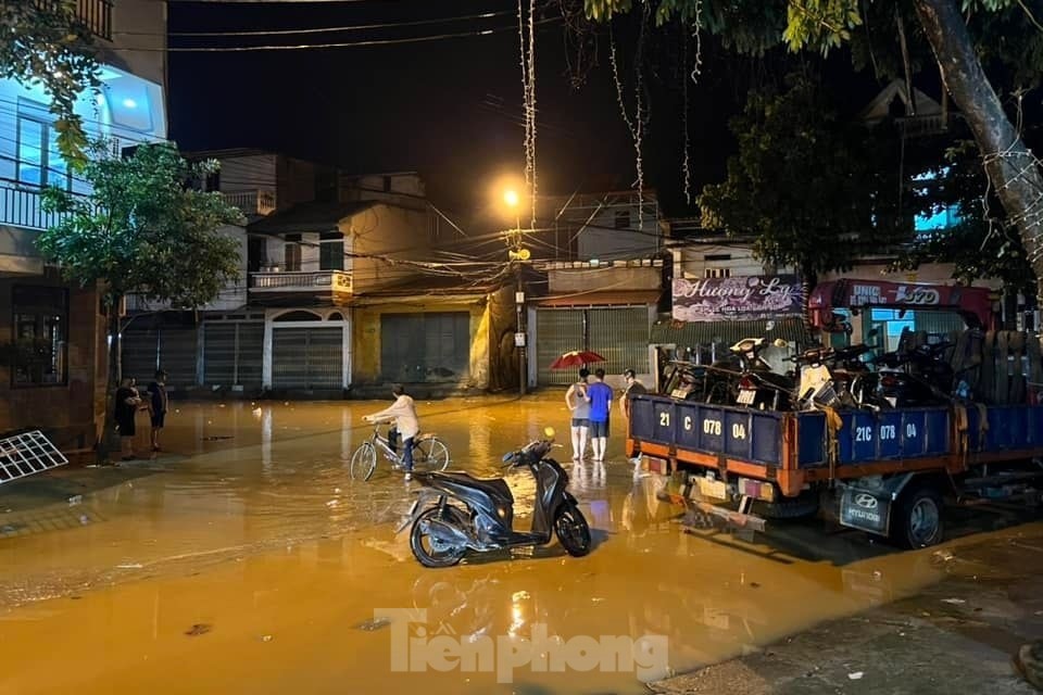 Nước sông Hồng dâng cao, người dân Yên Bái thức trắng đêm dọn đồ chạy lụt - Ảnh 11.