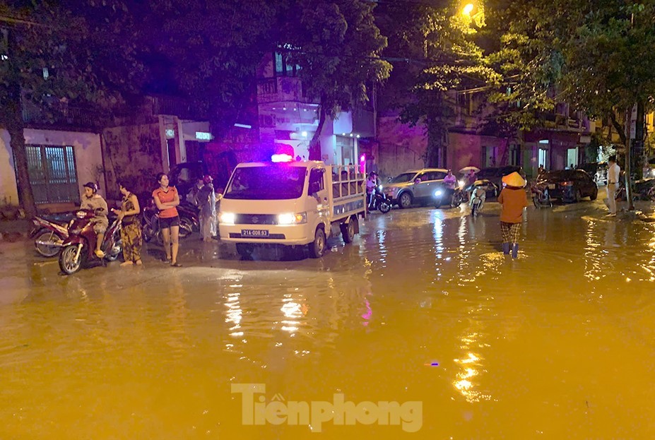 Nước sông Hồng dâng cao, người dân Yên Bái thức trắng đêm dọn đồ chạy lụt - Ảnh 19.