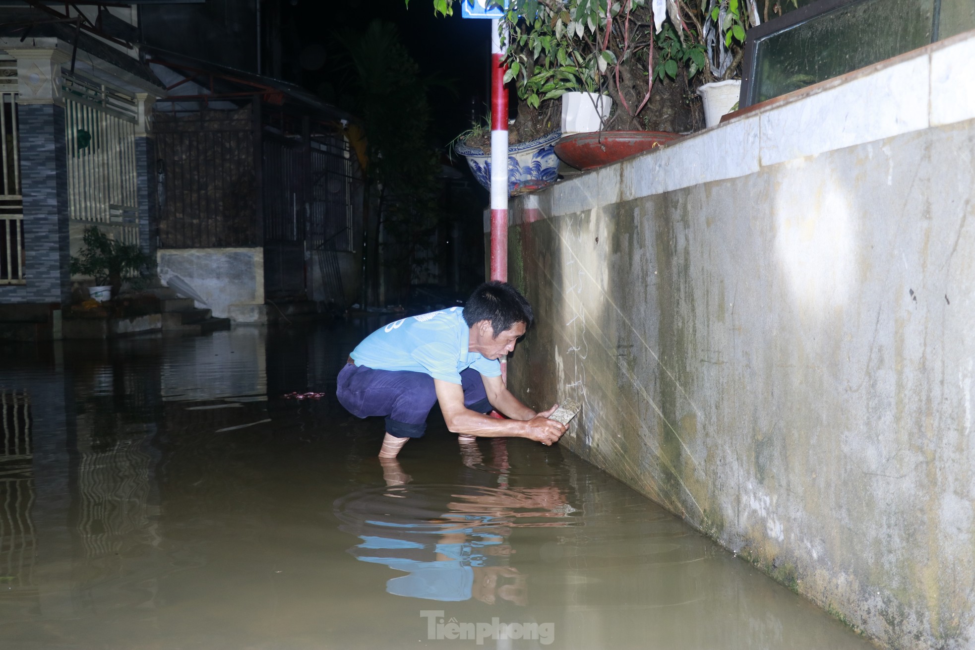 Nước sông Hồng dâng cao, người dân Yên Bái thức trắng đêm dọn đồ chạy lụt - Ảnh 15.