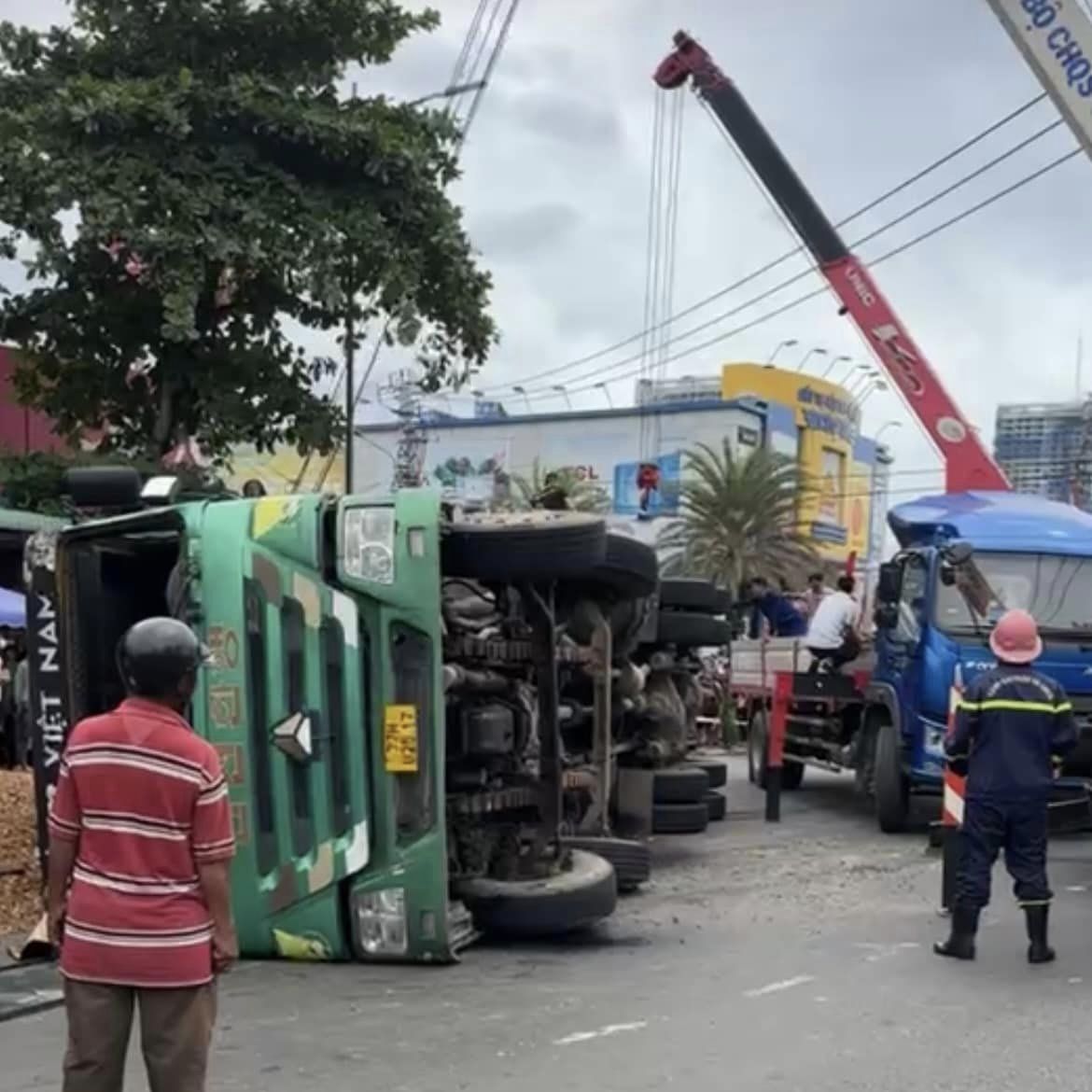 Tai nạn kinh hoàng: Xe lật, đè 3 người đi đường tử vong- Ảnh 1.