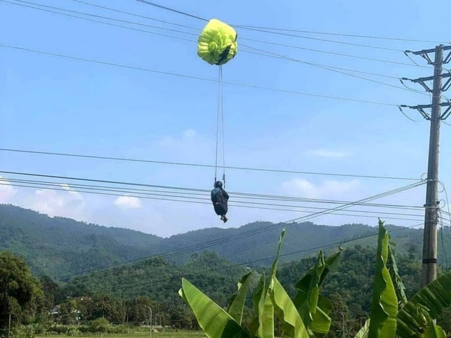 Cắt điện toàn xã để giải cứu vận động viên nhảy dù mắc kẹt trên dây diện- Ảnh 1.