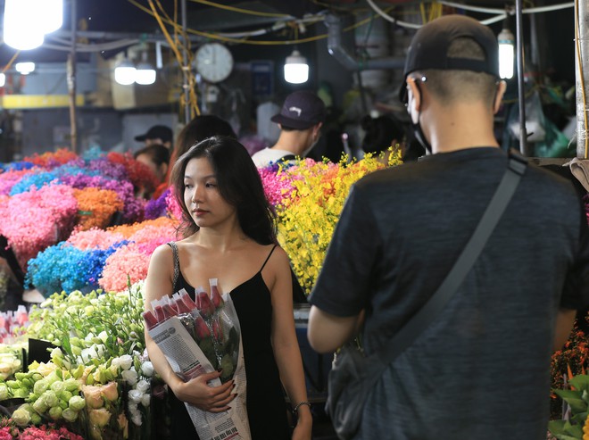 Các cặp đôi tay trong tay tại chợ hoa lớn nhất Hà Nội: &quot;Mọi năm chỉ đi với bạn bè, 20/10 năm nay được đi với người yêu!&quot;- Ảnh 16.