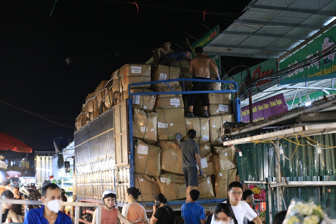 Các cặp đôi tay trong tay tại chợ hoa lớn nhất Hà Nội: &quot;Mọi năm chỉ đi với bạn bè, 20/10 năm nay được đi với người yêu!&quot;- Ảnh 17.