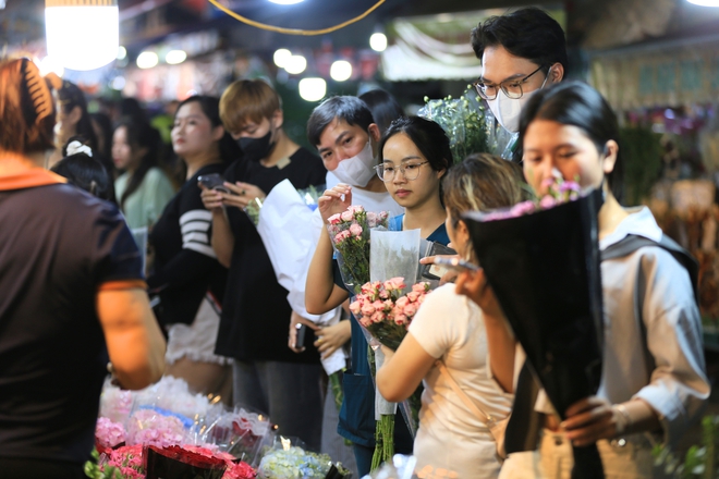 Các cặp đôi tay trong tay tại chợ hoa lớn nhất Hà Nội: &quot;Mọi năm chỉ đi với bạn bè, 20/10 năm nay được đi với người yêu!&quot;- Ảnh 11.