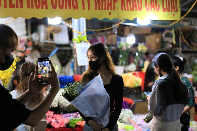 Các cặp đôi tay trong tay tại chợ hoa lớn nhất Hà Nội: &quot;Mọi năm chỉ đi với bạn bè, 20/10 năm nay được đi với người yêu!&quot;- Ảnh 15.