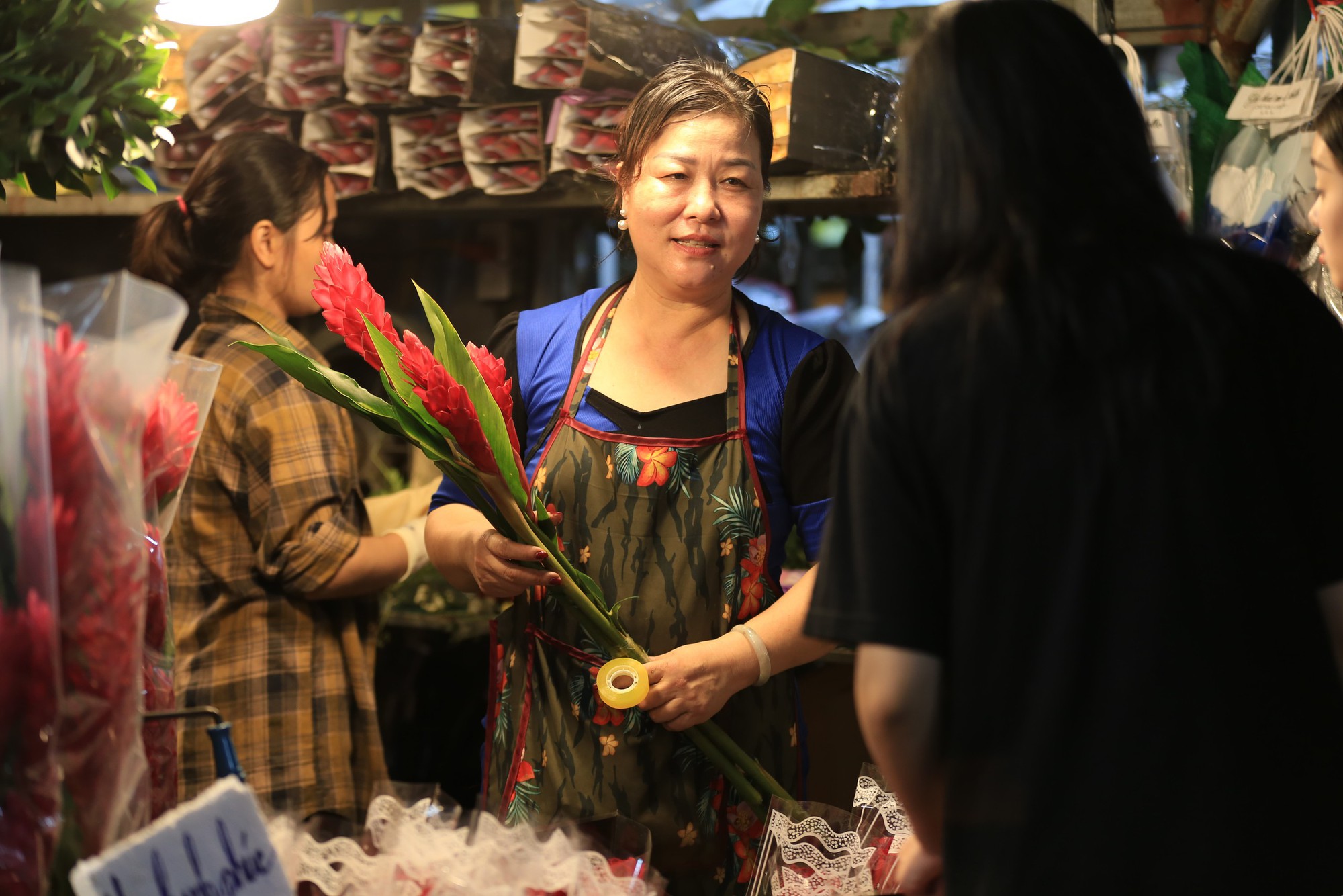 Các cặp đôi tay trong tay tại chợ hoa lớn nhất Hà Nội: 