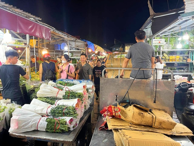 Các cặp đôi tay trong tay tại chợ hoa lớn nhất Hà Nội: &quot;Mọi năm chỉ đi với bạn bè, 20/10 năm nay được đi với người yêu!&quot;- Ảnh 18.