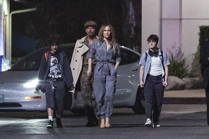 jennifer-lopez-spotted-leaving-b-1-1918-1729470473187-1729470473515331176412.jpg