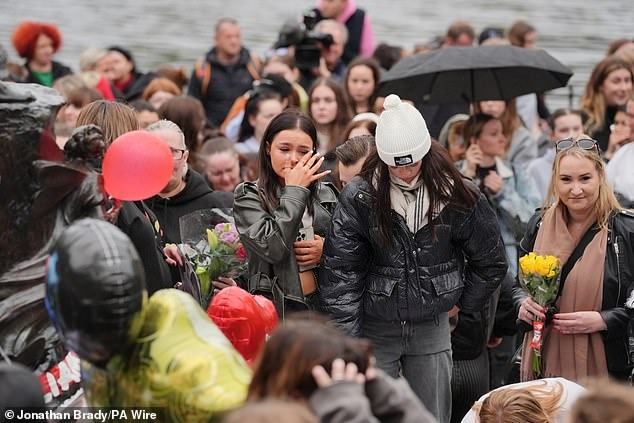 Heartbreaking scenes of Liam Payne's memorial around the world - Photo 4.