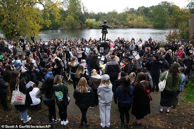 Heartbreaking scenes of Liam Payne's memorial around the world - Photo 2.