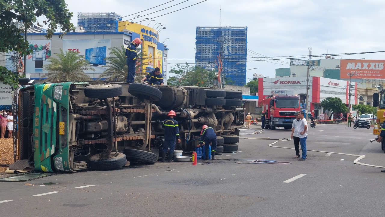 Mẹ ôm thi thể con, ngất lịm sau vụ xe lật, đè 3 người đi đường tử vong - Ảnh 1.