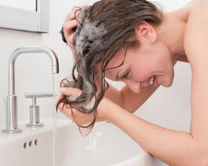 Nên cúi về phía trước hay ngửa ra sau khi gội đầu? - Ảnh 1. Nên cúi về phía trước hay ngửa ra sau khi gội đầu? - Ảnh 1.