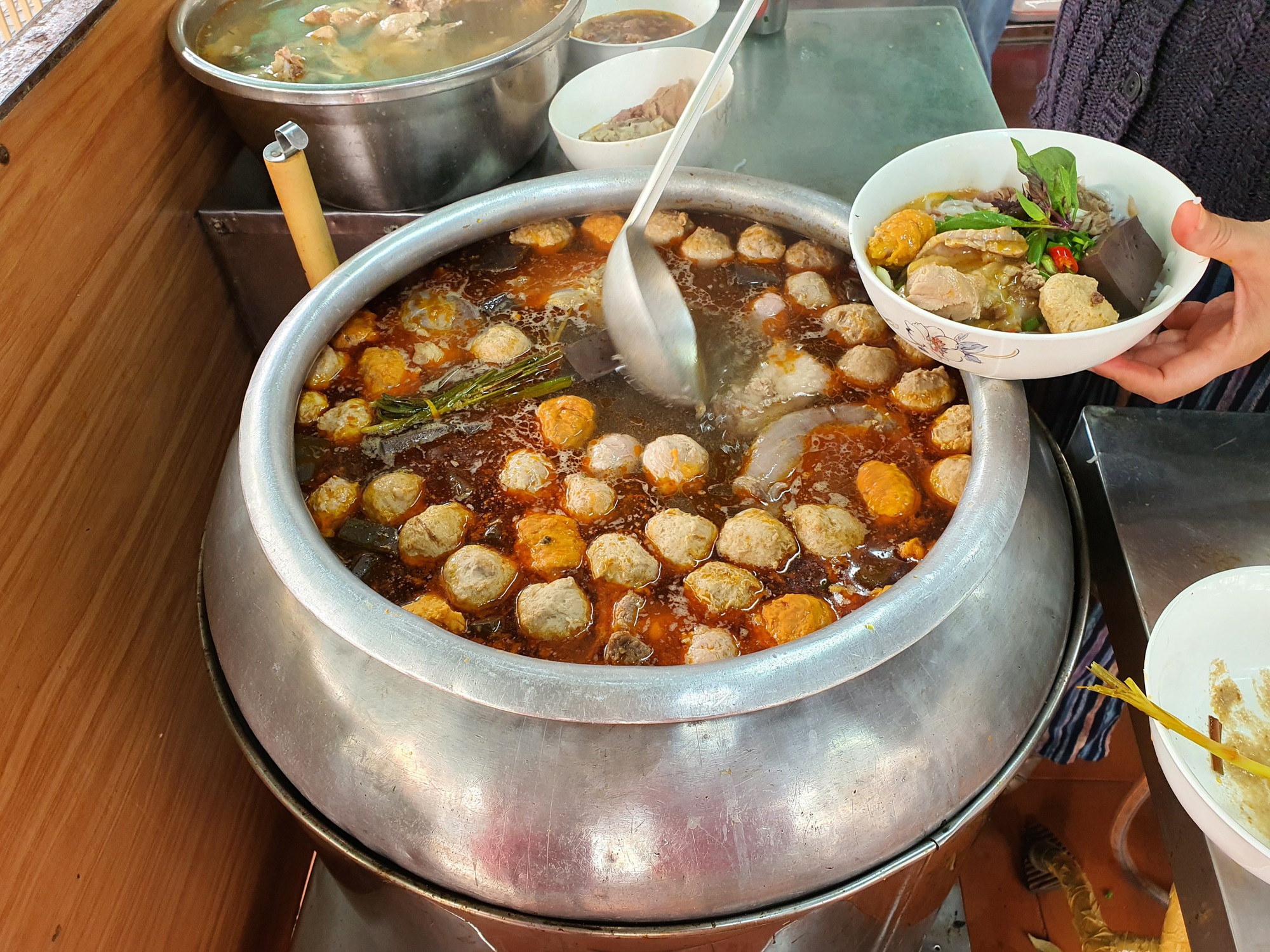 Bún bò được nấu trong nồi nhôm tròn.