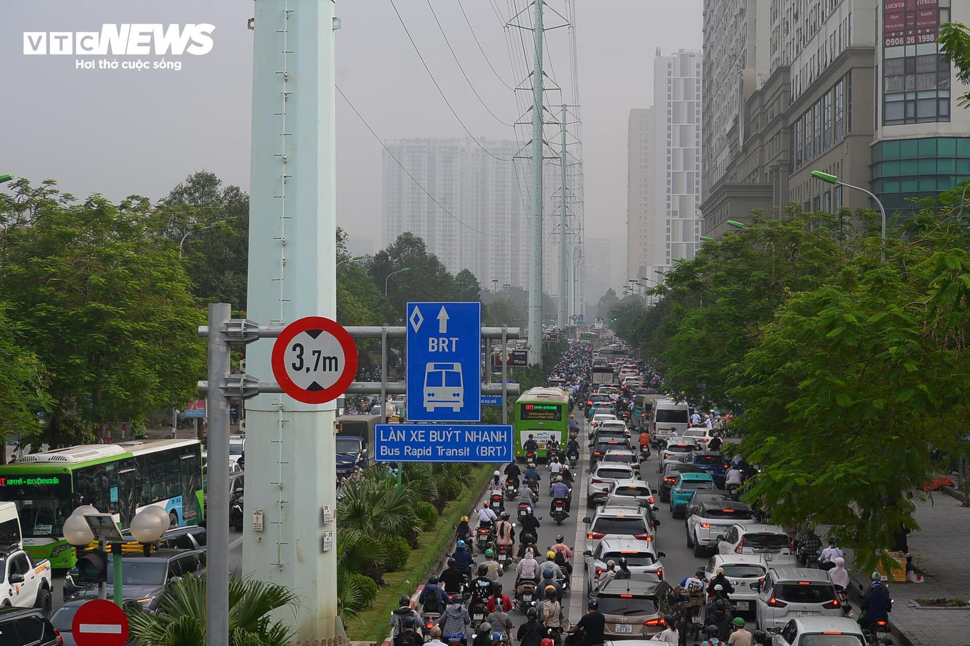 Sương mù dày đặc &quot;nuốt chửng&quot; nhiều nhà cao tầng Hà Nội - Ảnh 9.