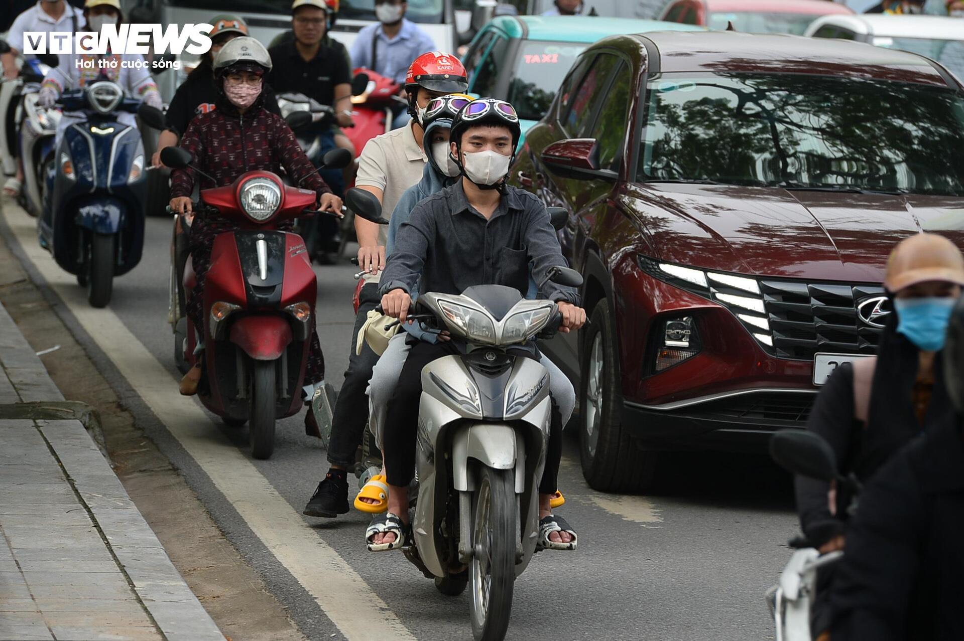 Sương mù dày đặc &quot;nuốt chửng&quot; nhiều nhà cao tầng Hà Nội - Ảnh 11.